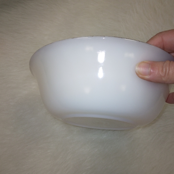 VINTAGE Fire King Milk Glass Ovenware 19 swirl bowl with gold edge - Picture 3 of 8